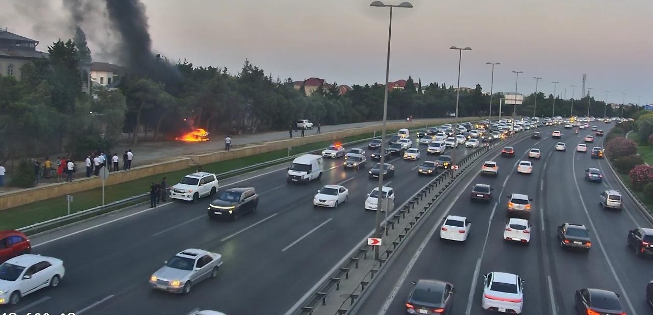 Bakıda avtomobil yandı, sıxlıq yarandı - VİDEO (YENİLƏNİB)